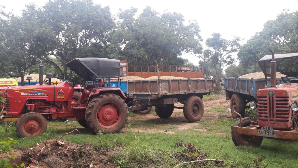 ಅಕ್ರಮ ಮರಳು ಅಡ್ಡೆ ಮೇಲೆ ದಾಳಿ: 6 ಮಂದಿ ಬಂಧನ, 5 ಟ್ರ್ಯಾಕ್ಟರ್, ಜೆಸಿಬಿ ವಶ